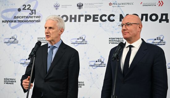 II КМУ-2022. Пресс-подход по итогам пленарного заседания