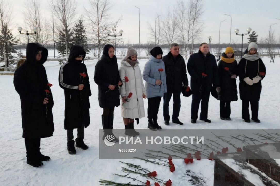 Горожане несут цветы в память о погибших в Нижневартовске