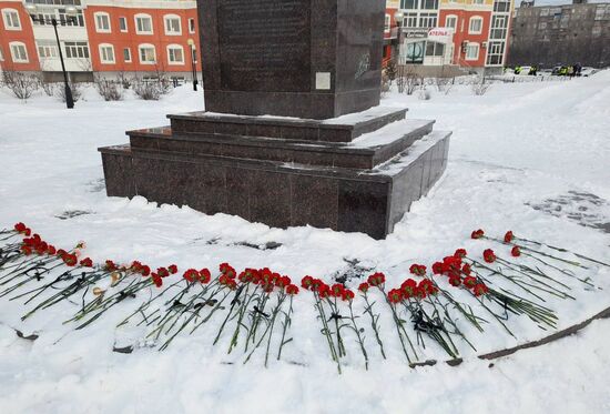 Горожане несут цветы в память о погибших в Нижневартовске