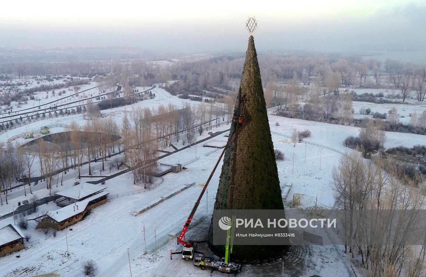 В Красноярске начался монтаж главной городской елки