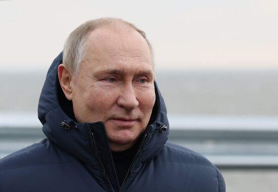 Президент РФ В. Путин проехал по восстановленному после теракта Крымскому мосту