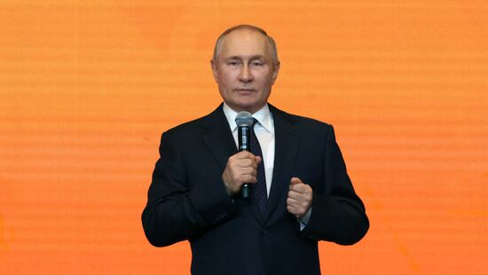 Президент РФ В. Путин принял участие в международном форуме #МыВместе