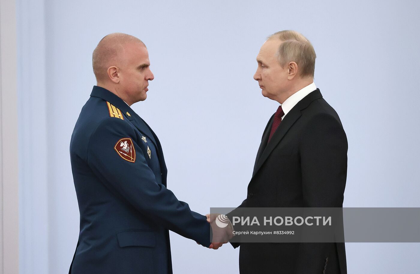 Президент РФ В. Путин вручил Героям России медали "Золотая Звезда"