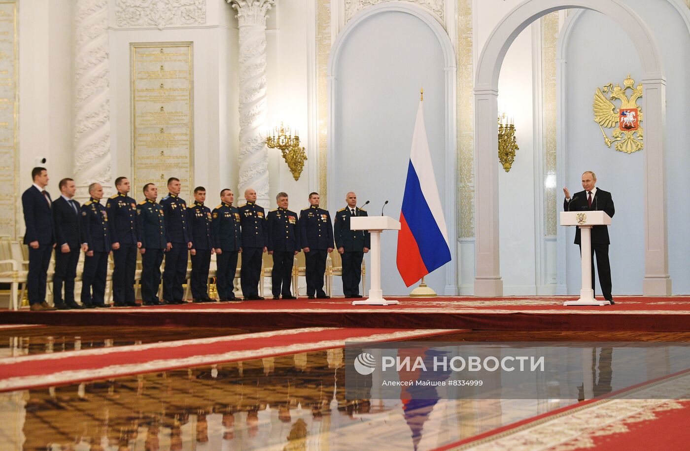 Президент РФ В. Путин вручил Героям России медали "Золотая Звезда"