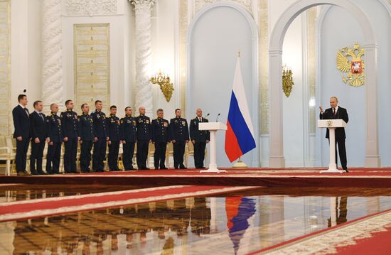 Президент РФ В. Путин вручил Героям России медали "Золотая Звезда"
