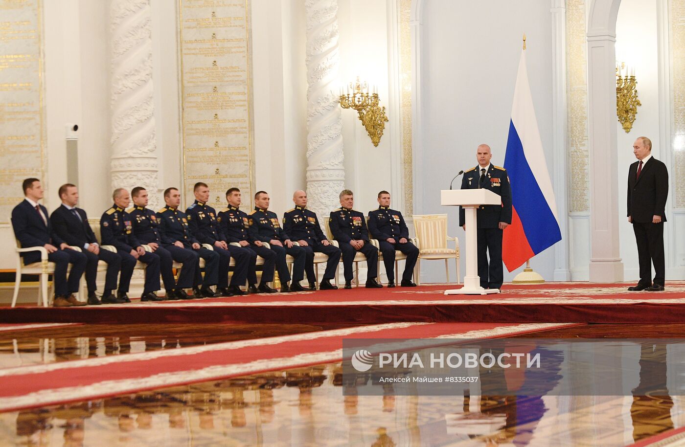 Президент РФ В. Путин вручил Героям России медали "Золотая Звезда"