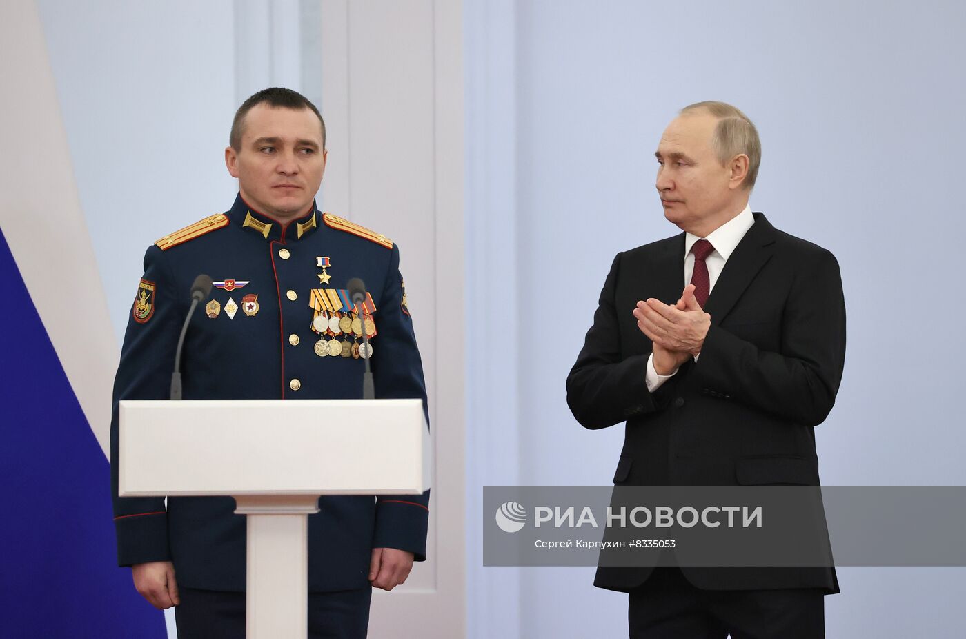 Президент РФ В. Путин вручил Героям России медали "Золотая Звезда"