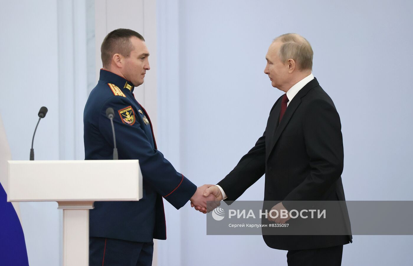 Президент РФ В. Путин вручил Героям России медали "Золотая Звезда"