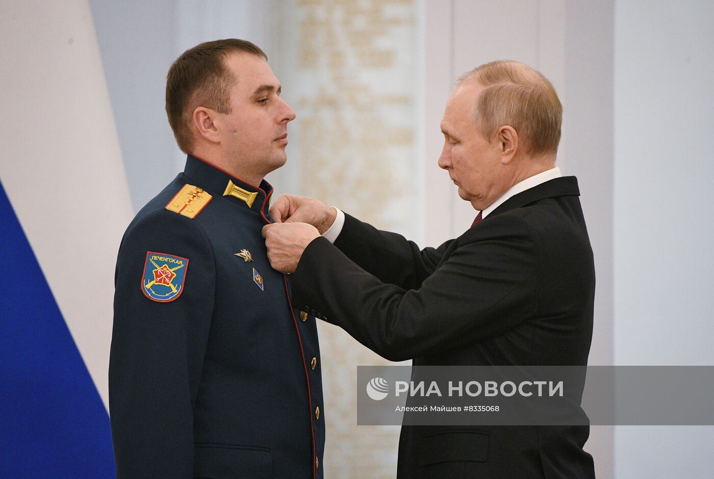 Президент РФ В. Путин вручил Героям России медали "Золотая Звезда"