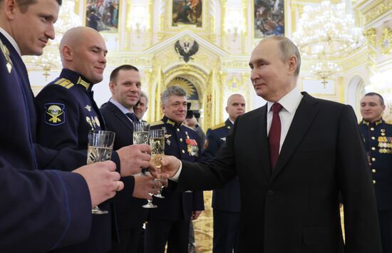 Президент РФ В. Путин вручил Героям России медали "Золотая Звезда"