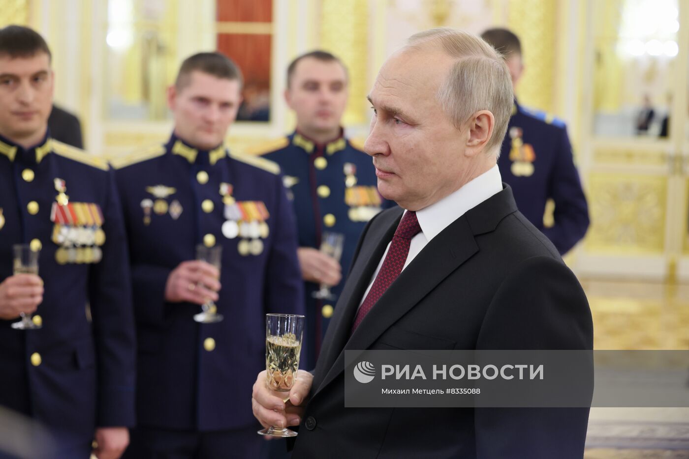 Президент РФ В. Путин вручил Героям России медали "Золотая Звезда"