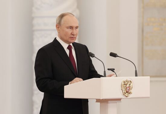 Президент РФ В. Путин вручил Героям России медали "Золотая Звезда"