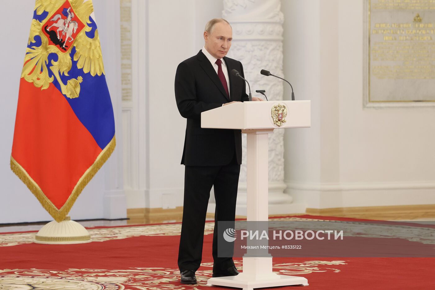 Президент РФ В. Путин вручил Героям России медали "Золотая Звезда"