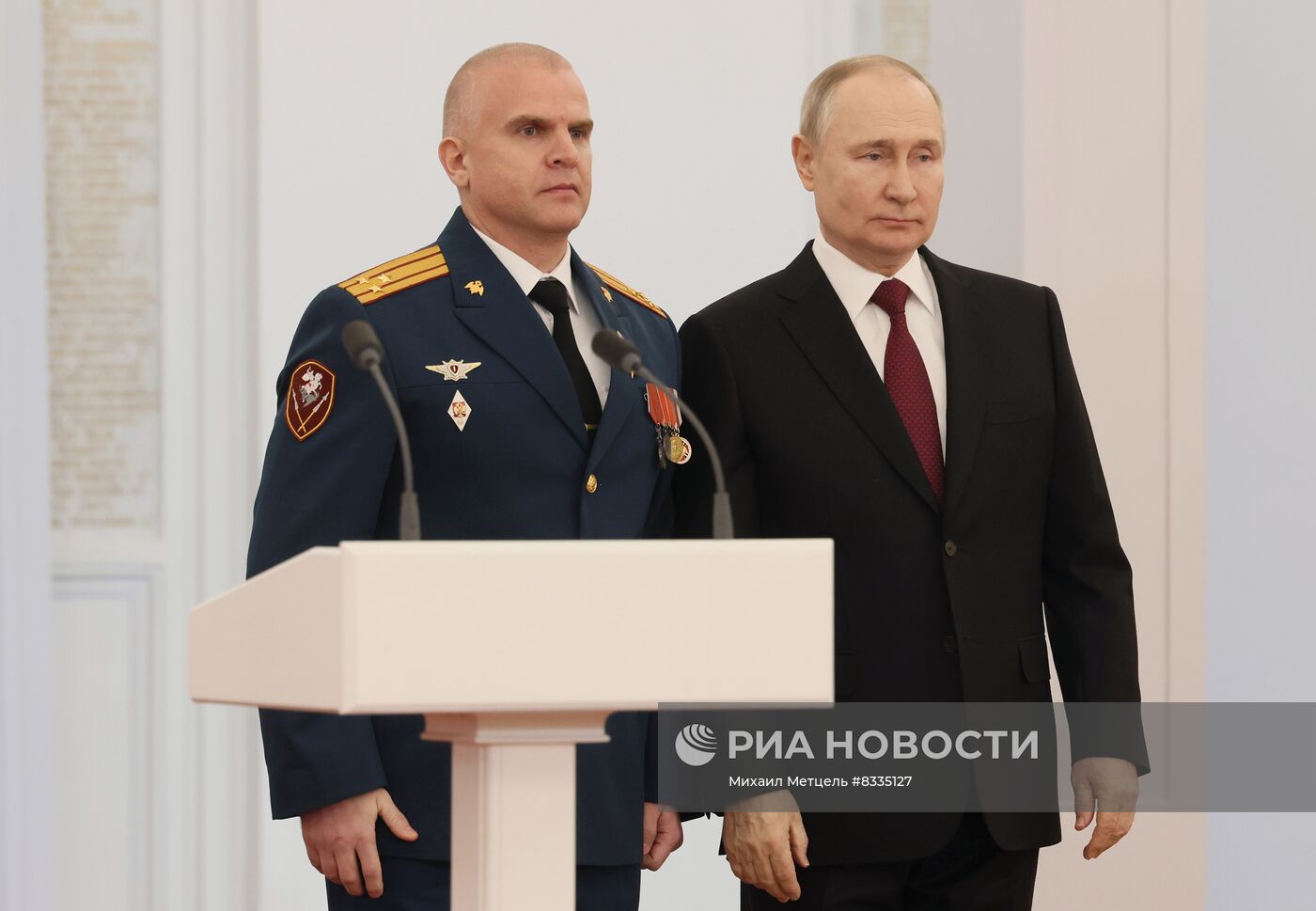Президент РФ В. Путин вручил Героям России медали "Золотая Звезда"