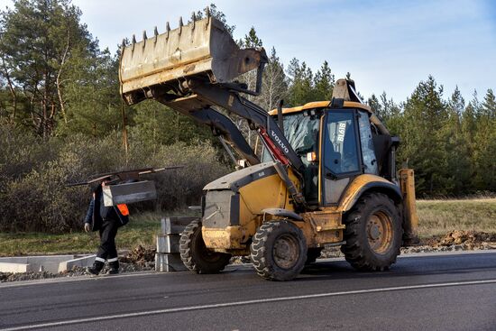 Ремонт автомагистрали в ЛНР