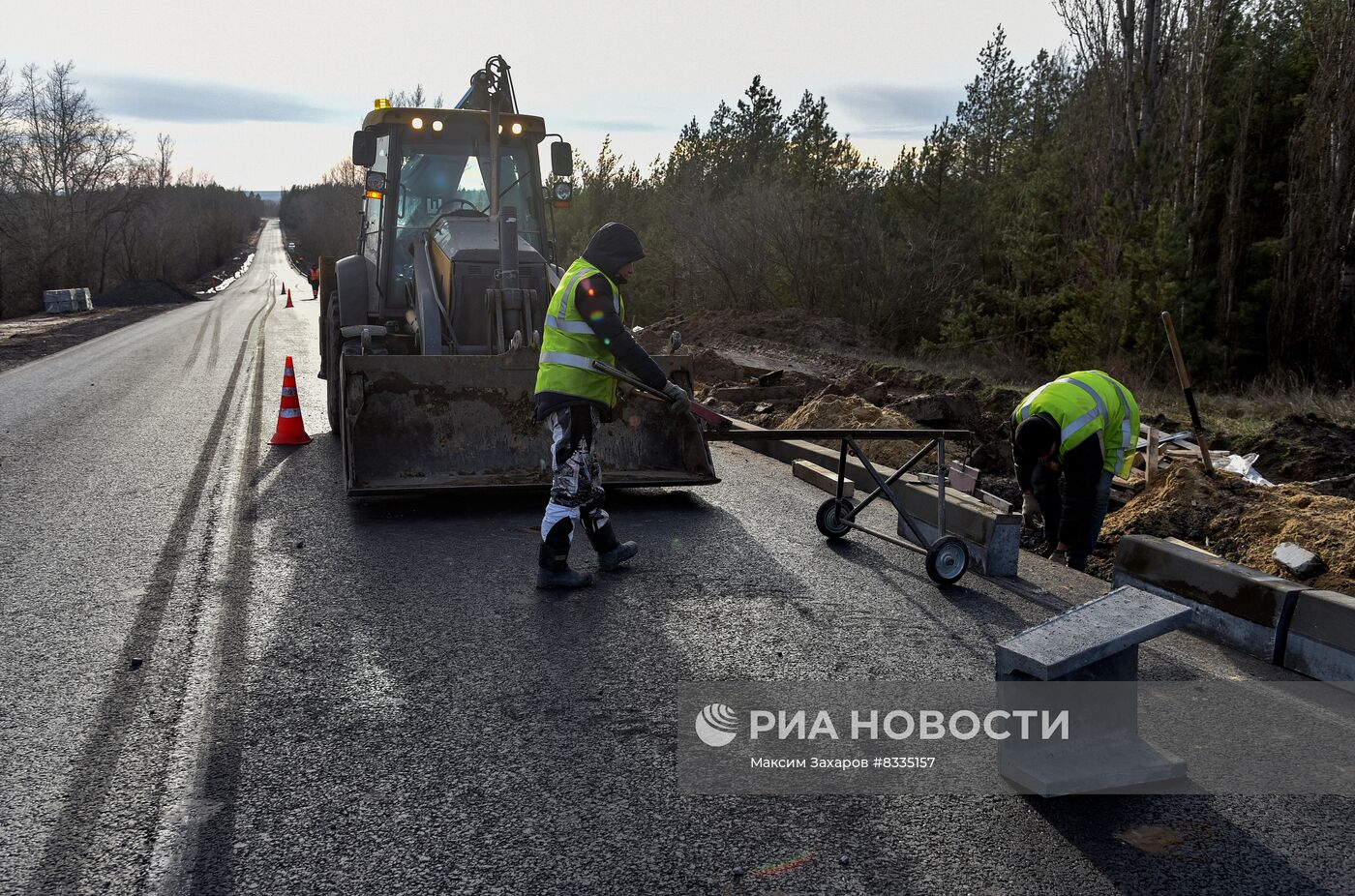 Ремонт автомагистрали в ЛНР