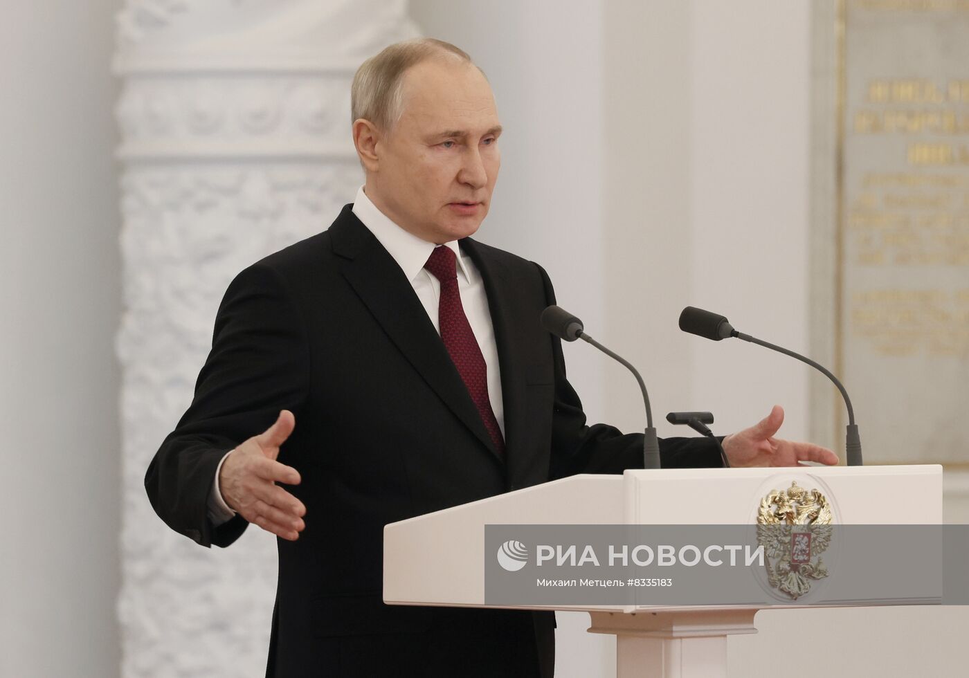 Президент РФ В. Путин вручил Героям России медали "Золотая Звезда"