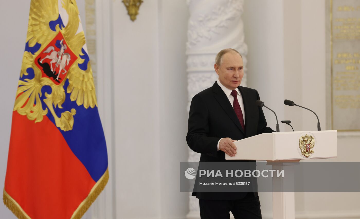 Президент РФ В. Путин вручил Героям России медали "Золотая Звезда"