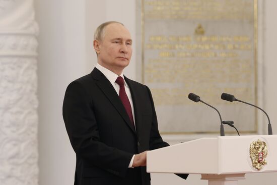 Президент РФ В. Путин вручил Героям России медали "Золотая Звезда"