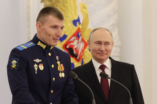 Президент РФ В. Путин вручил Героям России медали "Золотая Звезда"