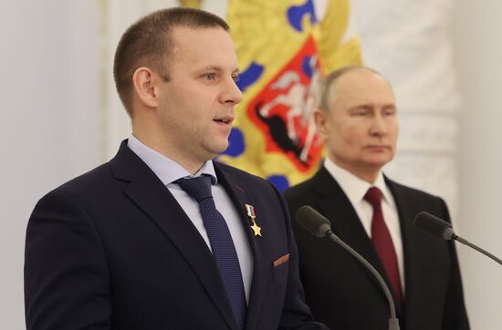 Президент РФ В. Путин вручил Героям России медали "Золотая Звезда"