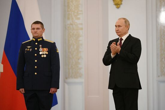 Президент РФ В. Путин вручил Героям России медали "Золотая Звезда"