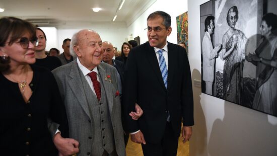 Выставка к 75-летию дипломатических отношений "Россия-Индия: сад дружбы"