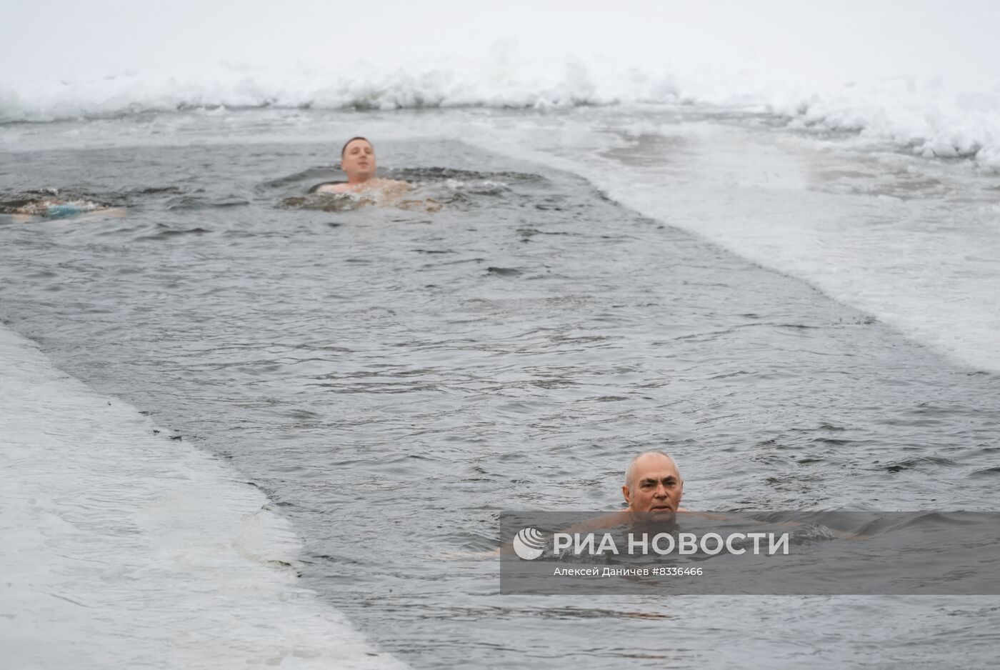 Заплыв клуба моржей в Парке Победы в Санкт-Петербурге