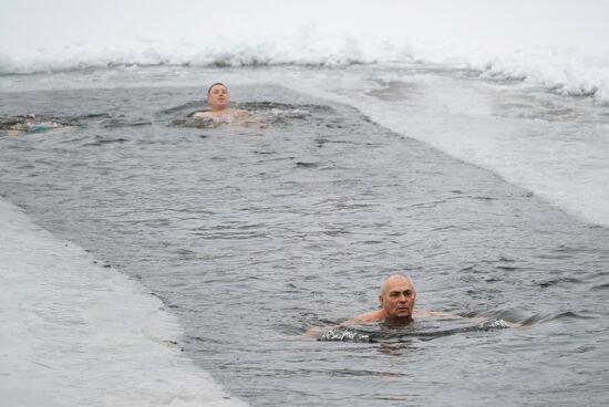 Заплыв клуба моржей в Парке Победы в Санкт-Петербурге