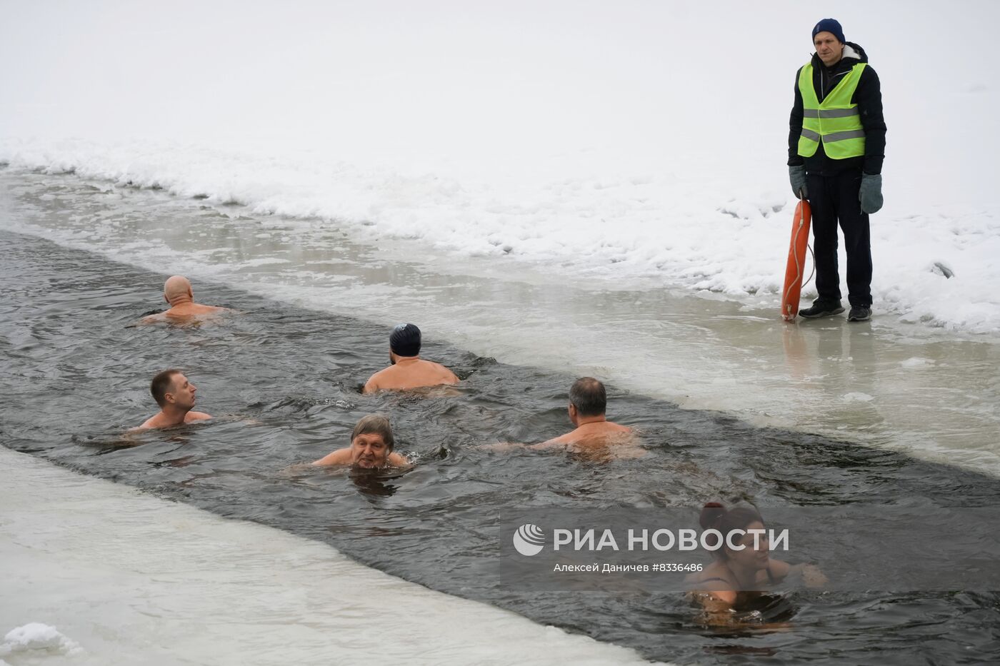 Заплыв клуба моржей в Парке Победы в Санкт-Петербурге