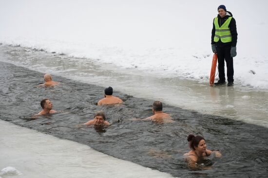 Заплыв клуба моржей в Парке Победы в Санкт-Петербурге