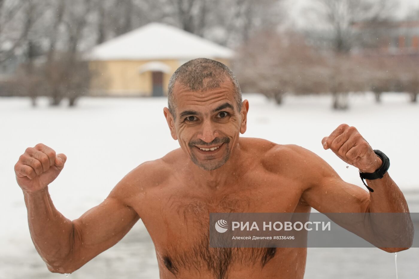 Заплыв клуба моржей в Парке Победы в Санкт-Петербурге