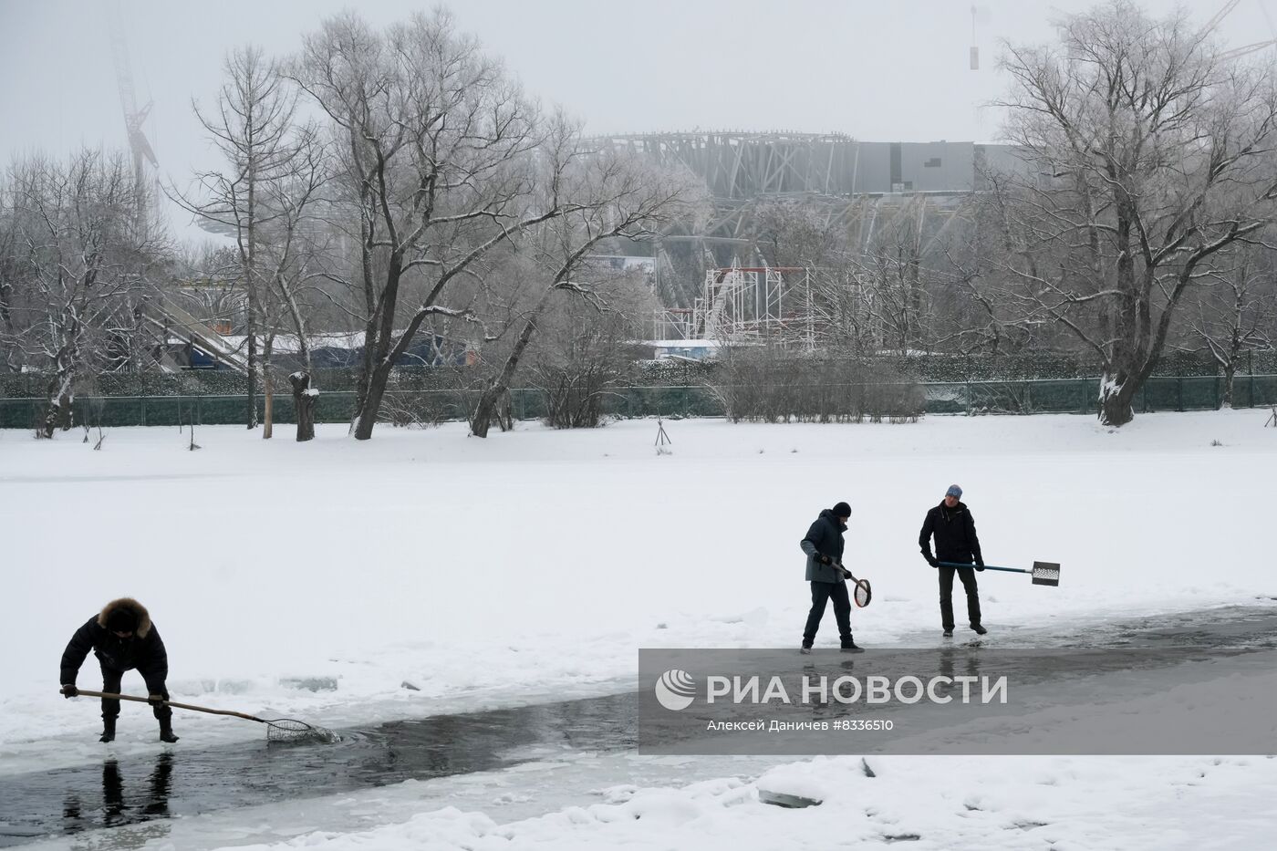 Заплыв клуба моржей в Парке Победы в Санкт-Петербурге