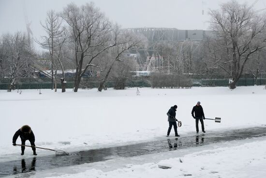 Заплыв клуба моржей в Парке Победы в Санкт-Петербурге