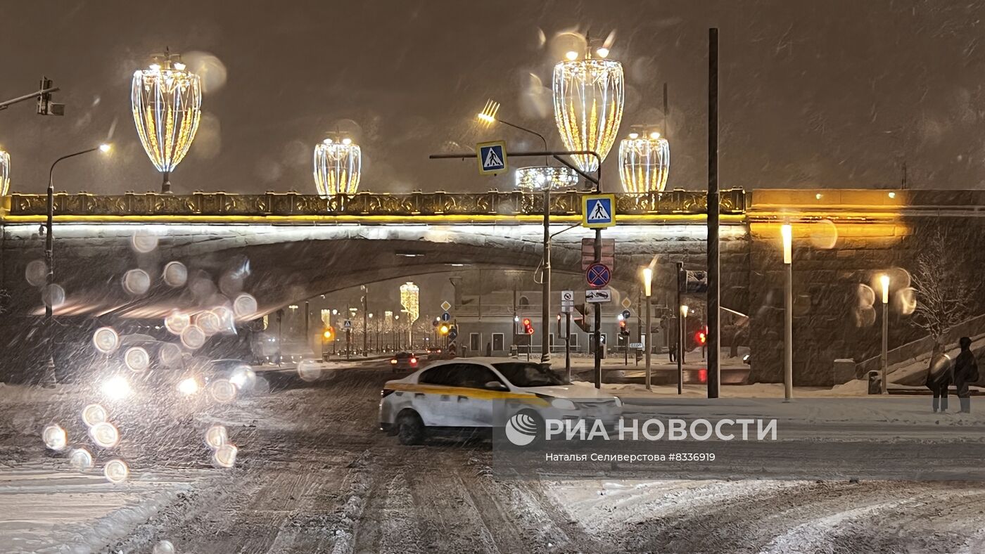 Снег в Москве 