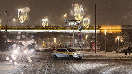 Снег в Москве 