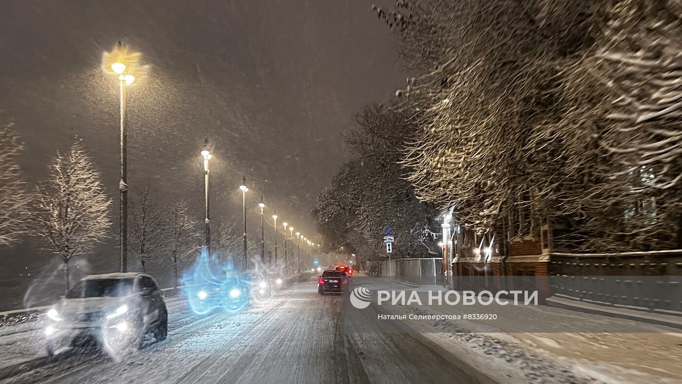 Снег в Москве 