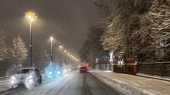 Снег в Москве 