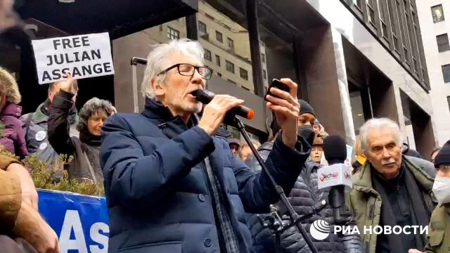 Роджер Уотерс призвал на митинге в Нью-Йорке освободить Джулиана Ассанжа