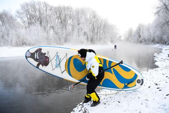 Зимний заплыв sup-серферов в Новосибирске