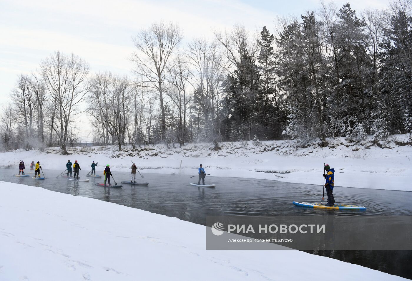 Зимний заплыв sup-серферов в Новосибирске