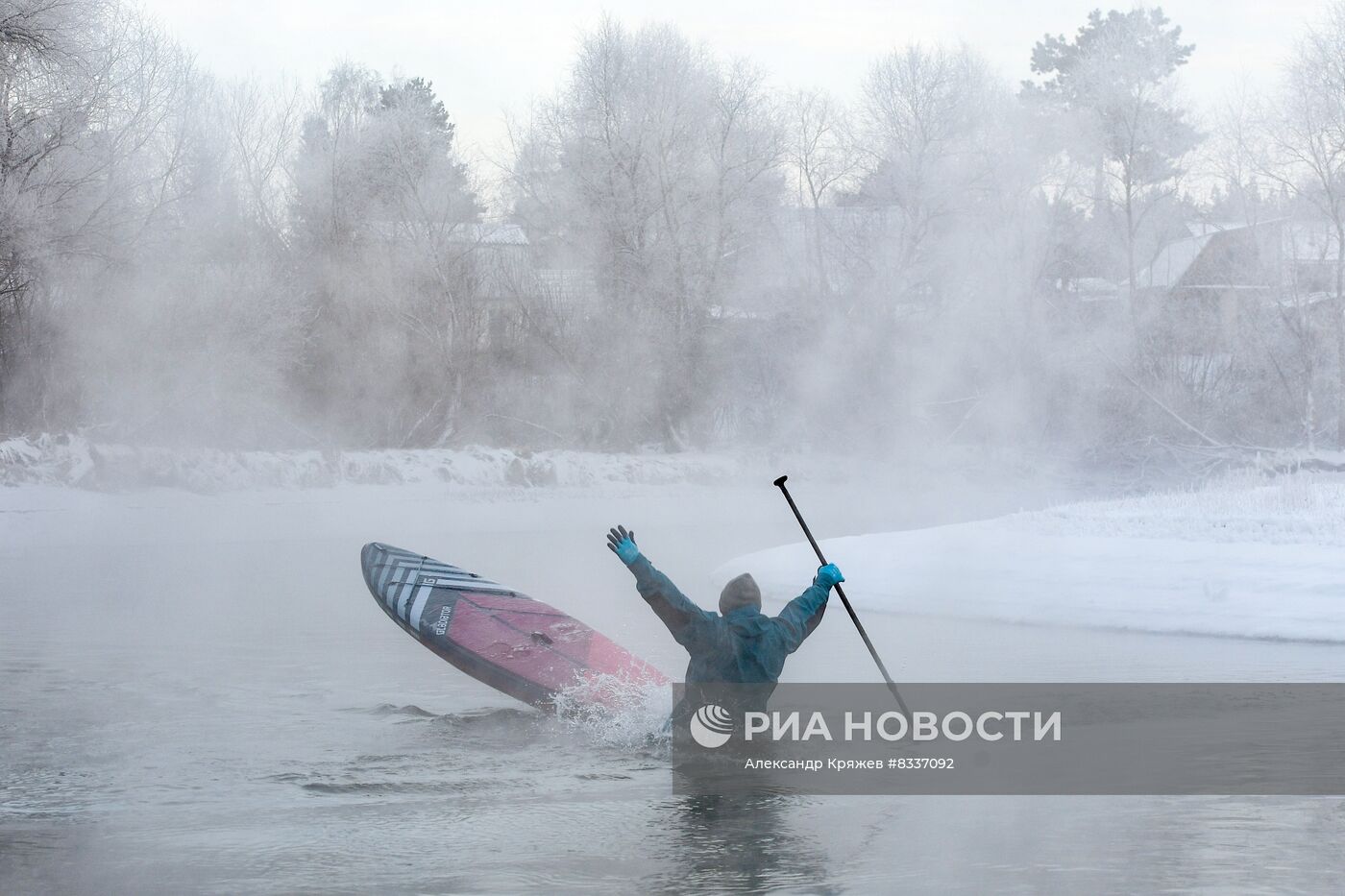 Зимний заплыв sup-серферов в Новосибирске