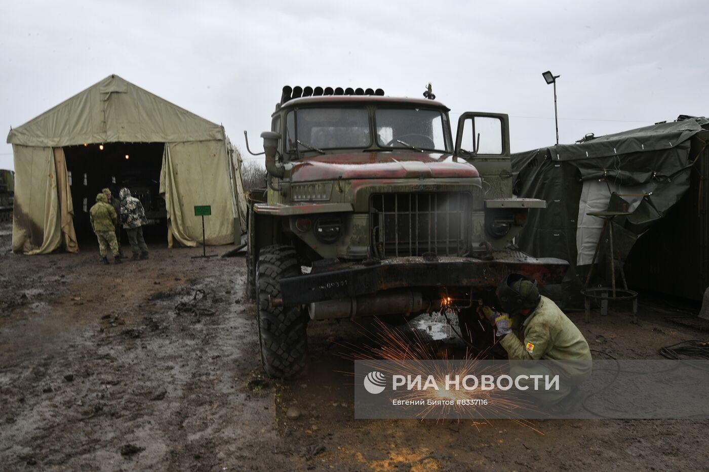 Ремонт военной техники в зоне спецоперации | РИА Новости Медиабанк