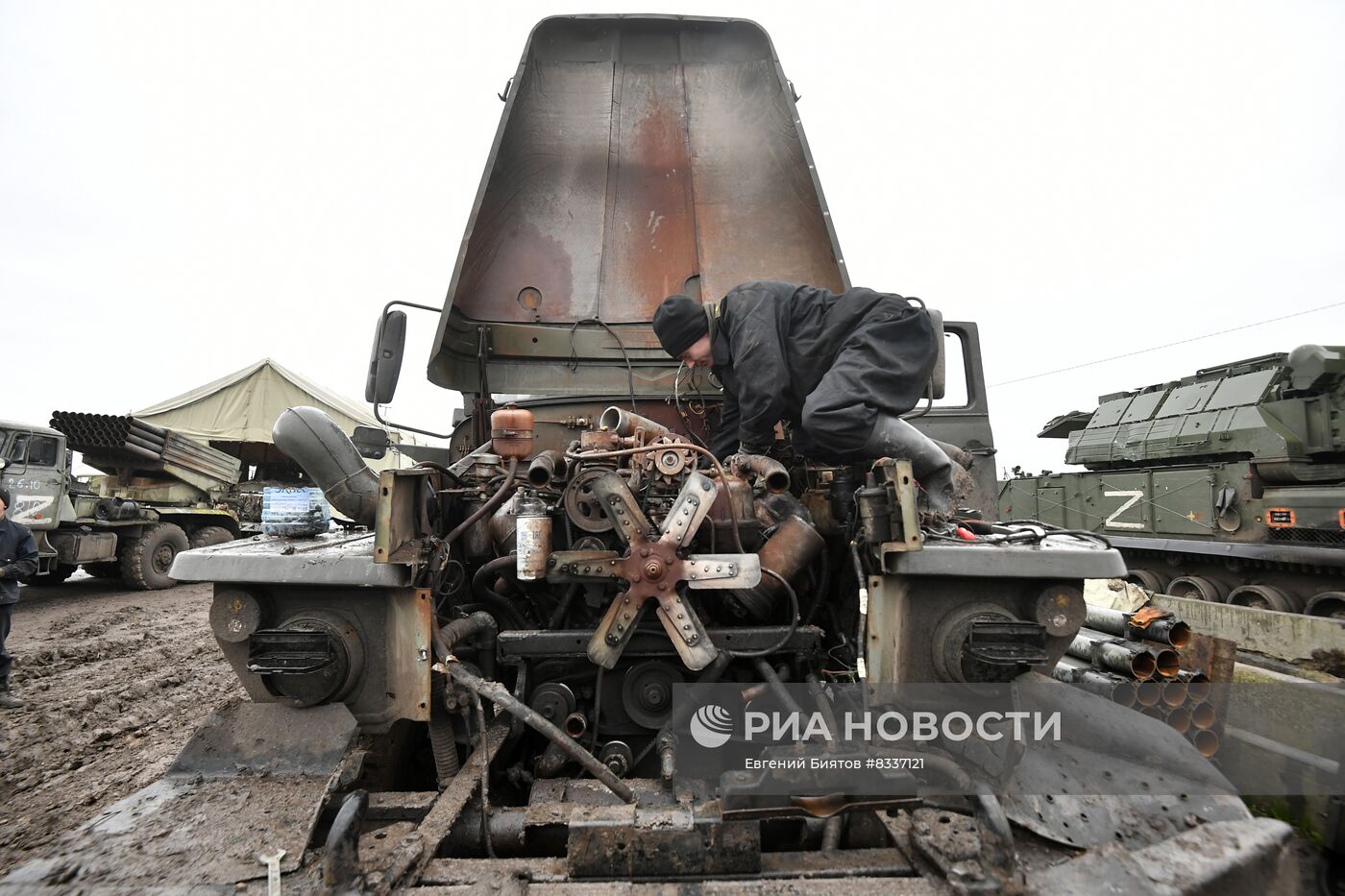 Ремонт военной техники в зоне спецоперации | РИА Новости Медиабанк