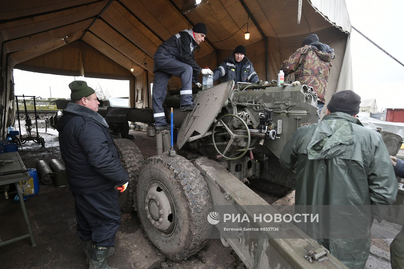 Ремонт военной техники в зоне спецоперации | РИА Новости Медиабанк