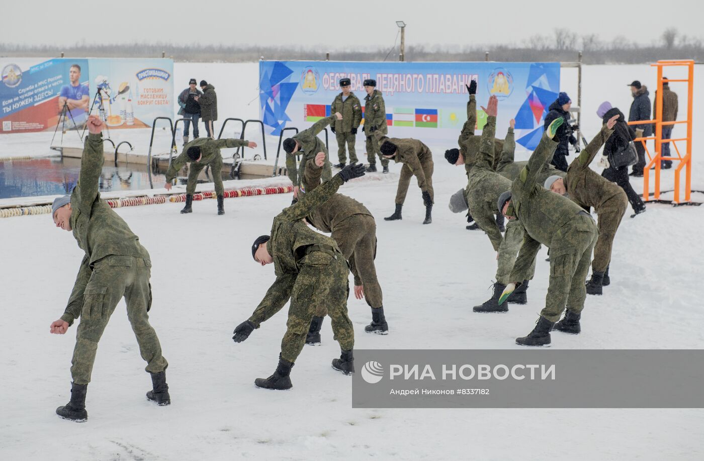 Установка рекорда России по плаванию в военной экипировке в ледяной воде