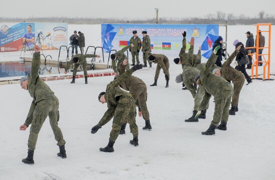 Установка рекорда России по плаванию в военной экипировке в ледяной воде