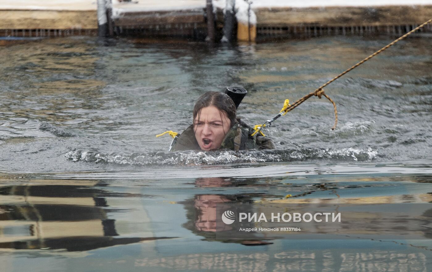 Установка рекорда России по плаванию в военной экипировке в ледяной воде