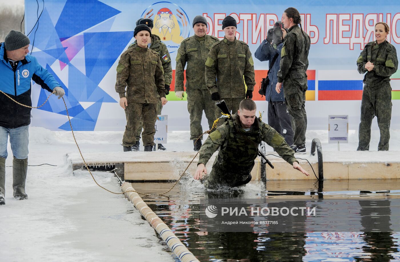 Установка рекорда России по плаванию в военной экипировке в ледяной воде