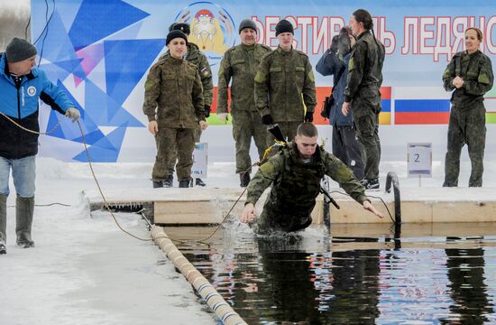 Установка рекорда России по плаванию в военной экипировке в ледяной воде